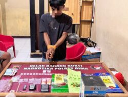 Sabu 8,32 gram diamankan dari rumah warga Talabiu, Sat Resnarkoba Polres Bima kejar jaringan pemasok   Satuan Reserse Narkoba Polres Bima mengamankan seorang pria berinisial BH (46), warga Desa Talabiu, Kecamatan Woha, Kabupaten Bima, dalam pengungkapan dugaan tindak pidana narkotika, Selasa (29/9/2026) sekitar pukul 15.30 WITA.    Dalam pengungkapan tersebut, petugas menemukan dan mengamankan 17 plastik klip berisi kristal yang diduga narkotika jenis sabu dengan berat bruto 8,32 gram dari rumah BH. Polisi juga mengamankan sejumlah barang lain yang diduga berkaitan dengan tindak pidana narkotika.    Kapolres Bima AKBP Muhammad Anton Bhayangkara Gaisar, S.I.K., M.H., melalui Kasat Resnarkoba Polres Bima IPTU Mochamad Fikri Dafa Alfarez, S.Tr.K., membenarkan pengungkapan tersebut.    AKBP Anton mengatakan, pengungkapan kasus narkotika merupakan bagian dari komitmen Polres Bima dalam memberantas peredaran narkotika di wilayah hukumnya.    “Polres Bima berkomitmen untuk terus melakukan upaya pemberantasan peredaran narkotika. Setiap informasi yang diterima dari masyarakat akan kami tindak lanjuti melalui proses penyelidikan dan penegakan hukum sesuai dengan ketentuan yang berlaku,” tegasnya.   Ia juga mengajak masyarakat berperan aktif memberikan informasi kepada kepolisian apabila mengetahui aktivitas yang diduga berkaitan dengan peredaran atau penyalahgunaan narkotika.   “Kami mengajak seluruh masyarakat untuk bersama-sama memerangi peredaran narkotika. Peran serta masyarakat sangat penting dalam membantu kepolisian mengungkap jaringan peredaran narkotika dan menjaga lingkungan dari ancaman penyalahgunaan narkoba,” imbuhnya.  Berawal dari Informasi Masyarakat  IPTU Fikri Dafa Alfares S.Tr.K., menjelaskan, pengungkapan tersebut berawal dari informasi masyarakat mengenai keberadaan seorang pria berinisial FIRDAUS, yang masuk dalam daftar pencarian orang (DPO), di wilayah Desa Talabiu.   Menindaklanjuti informasi tersebut, Tim Opsnal Satresnarkoba Polres Bima melakukan pemantauan di sekitar lokasi yang diinformasikan.   Sekitar pukul 15.30 WITA, personel melakukan tindakan kepolisian dan penggeledahan di rumah BH di Desa Talabiu. Namun, FIRDAUS tidak ditemukan di lokasi. Petugas kemudian mengamankan BH yang berada di rumah tersebut.   Untuk menyaksikan proses penggeledahan, personel menghadirkan pemerintah desa setempat sebagai saksi.    Dari hasil penggeledahan, petugas menemukan 17 plastik klip berisi kristal yang diduga narkotika jenis sabu dengan berat bruto 8,32 gram.    Selain itu, petugas mengamankan empat plastik bungkusan besar bertuliskan huruf China, empat bungkusan plastik klip kosong, empat lembar plastik klip kosong, dua timbangan digital, dua korek api gas, dua batang sedotan yang telah dimodifikasi, satu alat hisap bong, satu lakban bening, satu gunting, satu lembar plastik bening, satu tas berukuran sedang berwarna merah muda, satu kotak penyimpanan, dua sepeda motor beserta kunci kontak, tiga telepon seluler Android, serta uang tunai Rp250 ribu.  Polisi Dalami Keterangan BH  Kasat Resnarkoba menjelaskan, berdasarkan hasil interogasi awal, BH menerangkan kepada petugas bahwa barang bukti yang ditemukan di rumahnya berkaitan dengan anaknya, EK. BH juga mengaku bahwa narkotika yang diduga jenis sabu tersebut merupakan milik FIRDAUS dan akan diedarkan oleh EK.   “Dari keterangan awal yang kami peroleh, BH menerangkan bahwa barang tersebut milik FIRDAUS dan akan diedarkan oleh EK. Keterangan tersebut masih kami dalami melalui proses penyidikan untuk mengungkap asal-usul serta jaringan peredarannya,” jelas Kasat.   Menindaklanjuti keterangan tersebut, personel kemudian melakukan pengembangan ke rumah FIRDAUS. Namun, yang bersangkutan tidak ditemukan di lokasi.   BH beserta seluruh barang bukti selanjutnya dibawa ke Mapolres Bima untuk diserahkan kepada penyidik Satresnarkoba guna menjalani proses hukum lebih lanjut.   Saat ini, penyidik masih melakukan serangkaian tindakan penyidikan, antara lain pemeriksaan saksi-saksi, penyelidikan sumber barang, gelar perkara, dan pemberkasan.   Polres Bima memastikan penanganan perkara dilakukan sesuai dengan prosedur hukum yang berlaku. Sementara terhadap FIRDAUS yang belum ditemukan, upaya penyelidikan dan pengembangan terus dilakukan guna mengungkap lebih lanjut dugaan jaringan peredaran narkotika tersebut.