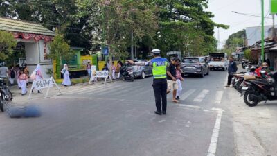 Hadir Berikan Rasa Aman Siang Hari, Sat Lantas Polres Sumbawa Gelar Strong Point di Titik Rawan Sekolah