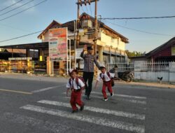 Pastikan Keselamatan Anak Sekolah, Polsek Rhee Laksanakan Pengaturan Lalu Lintas Strong Point di SDN Rhee Beru