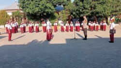 Cegah Perundungan Sejak Dini, Bhabinkamtibmas Desa Tamekan Jadi Pembina Upacara dan Sosialisasi Anti-Bullying di SDN Tamekan