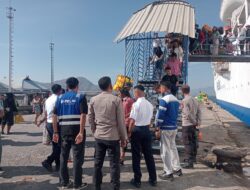 Polsek Kawasan Pelabuhan Laut Bima Amankan Embarkasi dan Debarkasi Penumpang KM AWU