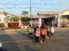 Wujudkan Keselamatan Pelajar dan Pengguna Jalan, Bhabinkamtibmas Polsek Buer Gelar Strong Point Pagi di Depan SDN Perenang