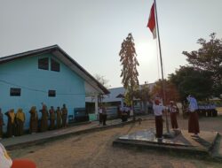 Tanamkan Karakter dan Disiplin Sejak Dini, PS Kanit Binmas Polsek Plampang Jadi Pembina Upacara di SDN 3 Plampang