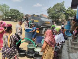Bantu Warga Terdampak Kekeringan, Sat Samapta Polres Sumbawa Salurkan Air Bersih di Dusun Ai Panan Moyo Hilir