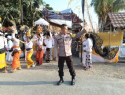 Kawal Upacara Melasti Umat Hindu Desa Adat Sukamaju, Personel Gabungan Polsek Lunyuk dan TNI Pastikan Suasana Khidmat