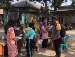 Bhabinkamtibmas Polsek Woha Pantau Pelaksanaan Imunisasi di Desa Binaannya