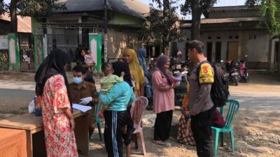 Bhabinkamtibmas Polsek Woha Pantau Pelaksanaan Imunisasi di Desa Binaannya