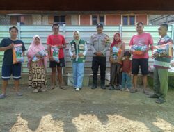 Dukung Ketahanan Pangan, Bhabinkamtibmas Desa Tapir Pendampingan Pembagian Bibit Jagung Kepada Kelompok Tani