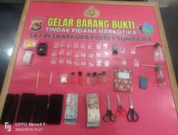 Gerebek Kampung Cemes Kelurahan Pekat, Tim Gabungan Polres Sumbawa dan BNNK Ringkus Pengedar dan Sita 26 Poket Sabu
