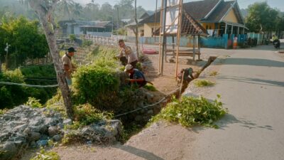 Pererat Silaturahmi dan Jaga Kebersihan Lingkungan, Bhabinkamtibmas Desa Mataiyang Gelar Gotong Royong Jumat Bersih