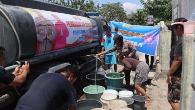 Sambut HUT Humas Polri ke-75, Polres Bima Kota Salurkan Air Bersih untuk Warga Terdampak Kemarau