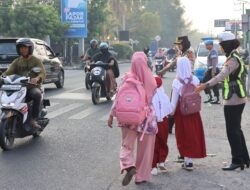 Polisi Peduli Pendidikan, Kapolres Sumbawa Turun Jalan Pengawalan Penyeberangan Siswa SDN 2 Labuhan Sumbawa