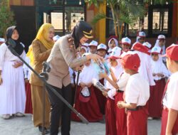 Edukasi Tertib Berlalu Lintas dan Anti-Bullying, Kapolres Sumbawa Jadi Pembina Upacara di SDN 2 Labuhan Sumbawa