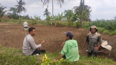 BHABINKAMTIBMAS KADINDI AJAK WARGA MANFAATKAN PEKARANGAN UNTUK KETAHANAN PANGAN