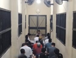 Bina Kerohanian Warga Binaan, Kasat Tahti Polres Sumbawa Pimpin Sholat Magrib Berjamaah di Rutan