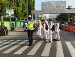 Polsek Rasbar Gelar Strong Point Pagi di Dua Titik Sekolah, Pelajar Aman Menyeberang