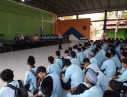 Implementasi “Polisi Peduli Pendidikan”, Kapolsek Sumbawa Berikan Pembinaan Disiplin dan Tertib Berlalu Lintas di SMKN 2 Sumbawa