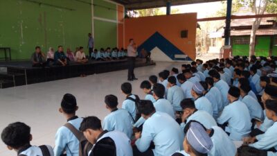 Implementasi “Polisi Peduli Pendidikan”, Kapolsek Sumbawa Berikan Pembinaan Disiplin dan Tertib Berlalu Lintas di SMKN 2 Sumbawa