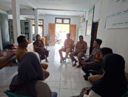 Wujudkan Kondusivitas Desa, Bhabinkamtibmas Polsek Taliwang Gelar Mediasi Warga di Kantor Desa Tamekan
