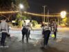 Peduli Keselamatan, Sat Samapta Polres Bima Kota Bersihkan Pecahan Kaca di Perempatan Gunung Dua