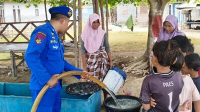 Kapal Polisi XXI-2007 Ditpolairud Polda NTB Salurkan 1,7 Ton Air Bersih Untuk Masyarakat Pesisir Sekotong