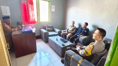 Sinergi Menjaga Kamtibmas, Bhabinkamtimas Polsek Donggo Kunjungi Kantor Desa O,o