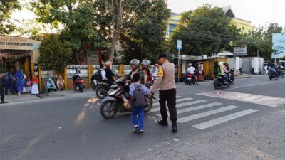 Wujudkan Keselamatan Pelajar, Personel Polsek Labuhan Badas Gelar Service Point Pagi di Depan SDN 2 Labuhan Sumbawa