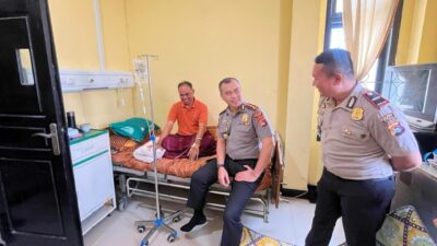 Jenguk Anggota Yang Terluka Saat Pelaksanaan Tugas, Kapolres Bima: Pastikan Penanganan Medis Hingga Sembuh Total