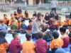 Implementasi “Polisi Peduli Pendidikan”, Kapolres Sumbawa Sapa dan Salurkan Bantuan Peralatan Sekolah untuk Siswa SDN Omo