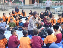 Implementasi “Polisi Peduli Pendidikan”, Kapolres Sumbawa Sapa dan Salurkan Bantuan Peralatan Sekolah untuk Siswa SDN Omo