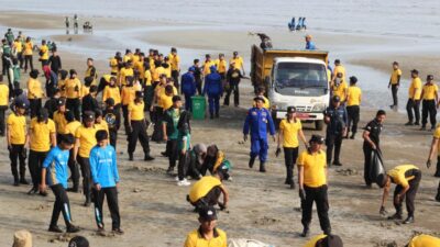 Jaga Pesisir Jenu, Polresta Tuban dan Elemen Masyarakat Tanam 800 Bibit Cemara